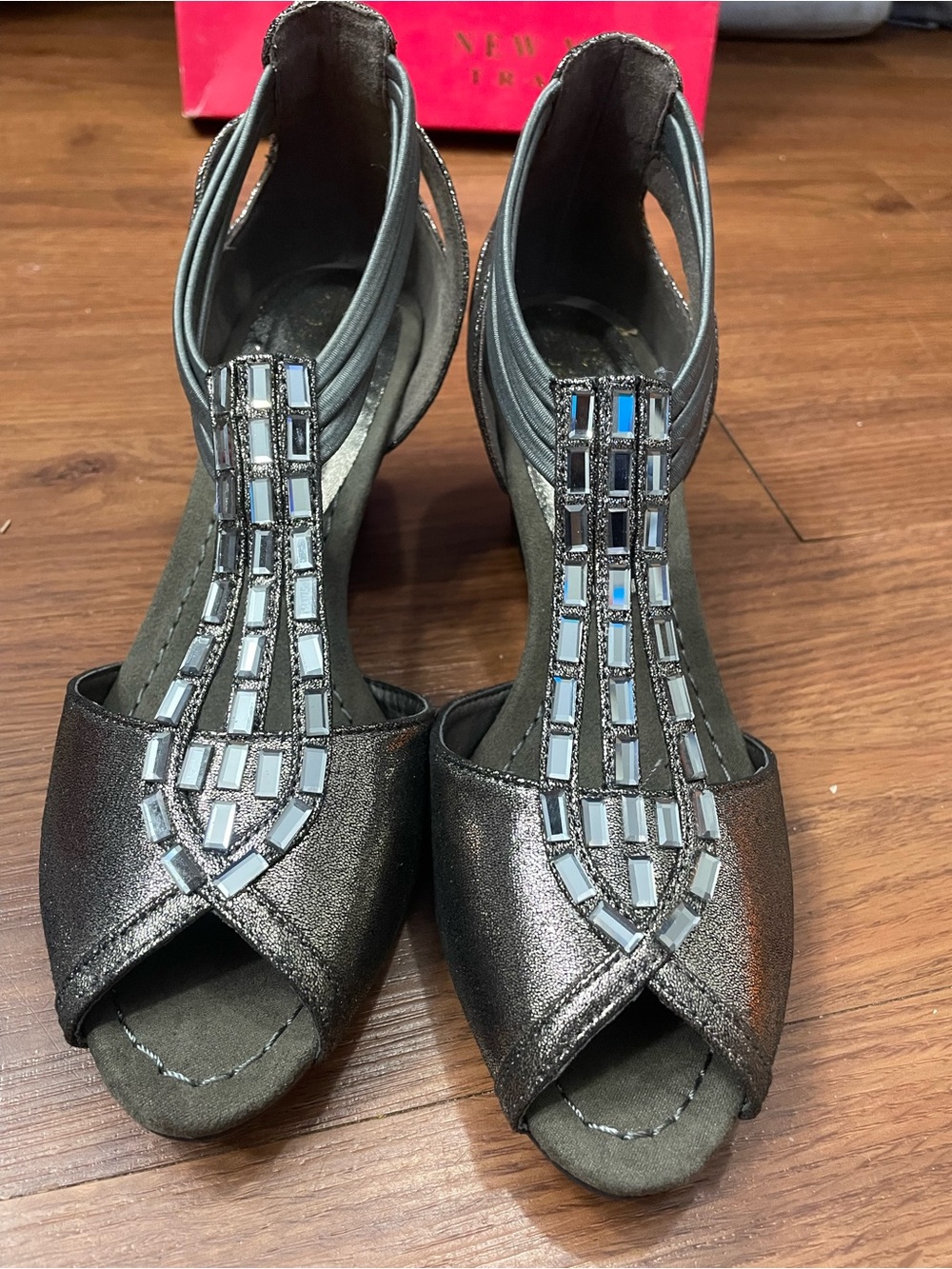 Embellished Metallic Peep-Toe Women’s Sandals - Gunmetal
